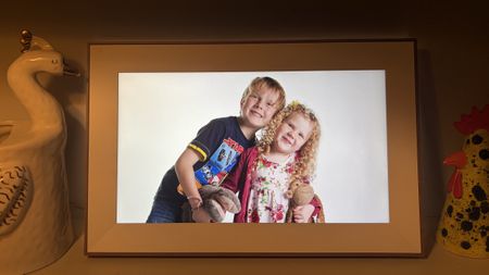 Pexar Starlight digital photo frame showing two children