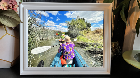 Pix-Star Lux 17-inch showing man kayaking